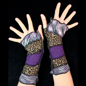 Make your own Katwise Armwarmers with <a target='_blank' href='https://www.etsy.com/listing/88142928/arm-warmer-pattern-great-christmas-gift?ref=shop_home_feat_3' title='Armwarmer Tutorial' > my tutorial</a>   <a target='_blank' href='http://pinterest.com/pin/create/link/?media=http%3A%2F%2Fwww.katwise.com%2Fimg%2Fclothing%2Farmwarmer_021.jpg' title='Pin It!'  <a class='icon fa fa-pinterest fa-fw fa-lg' ></a> 